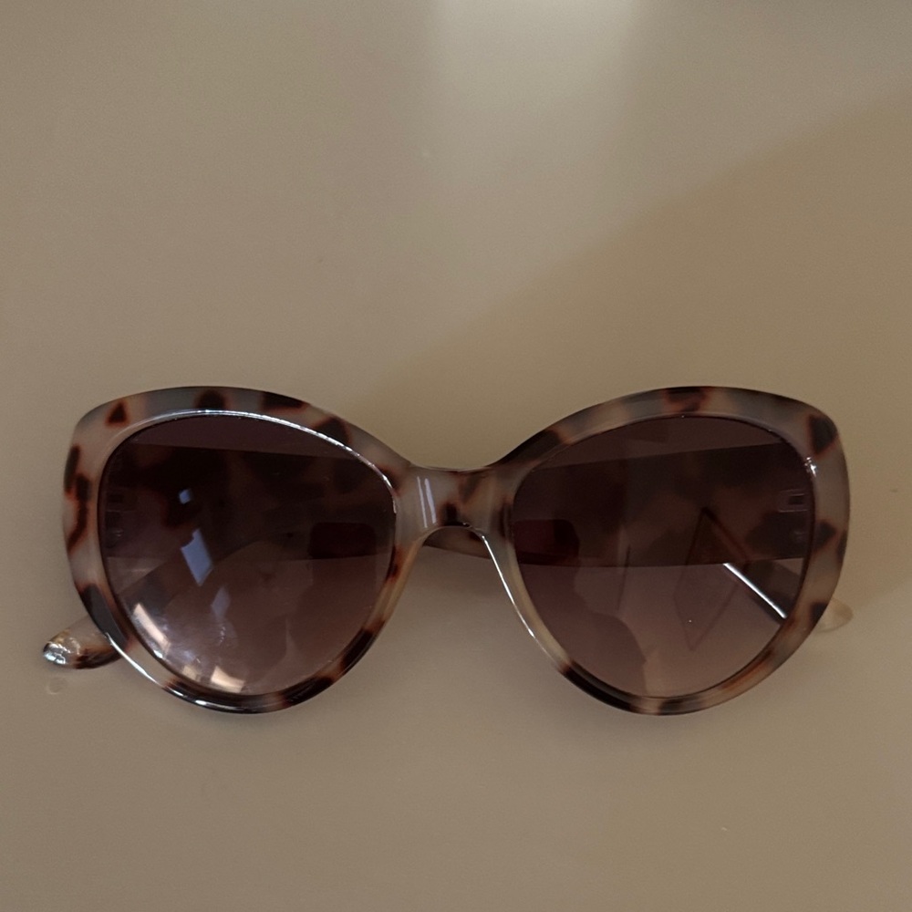 LOFT Outlet Women’s Stylish Tortoise Shell Sunglasses OS EUC